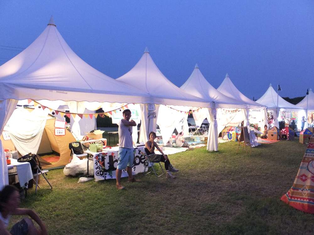 物販店のテント。