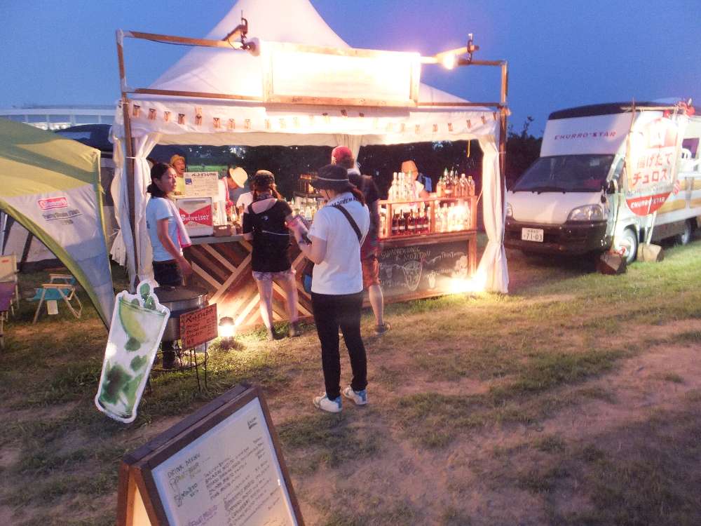 コールマンから奥の店は飲食店。