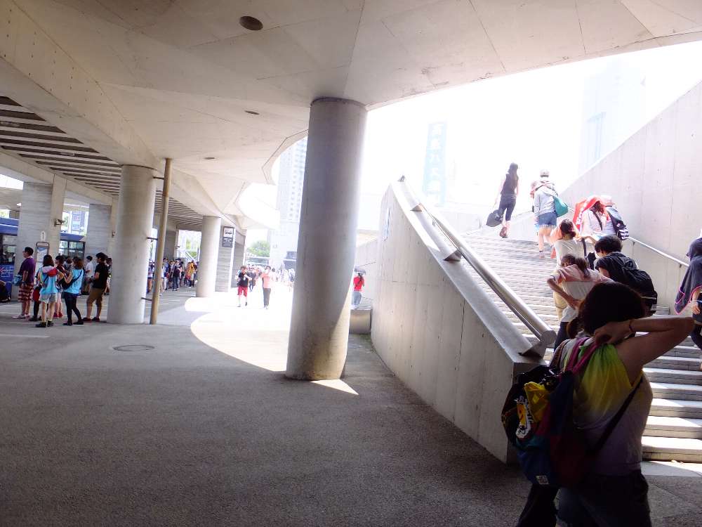 階段で幕張メッセへ。