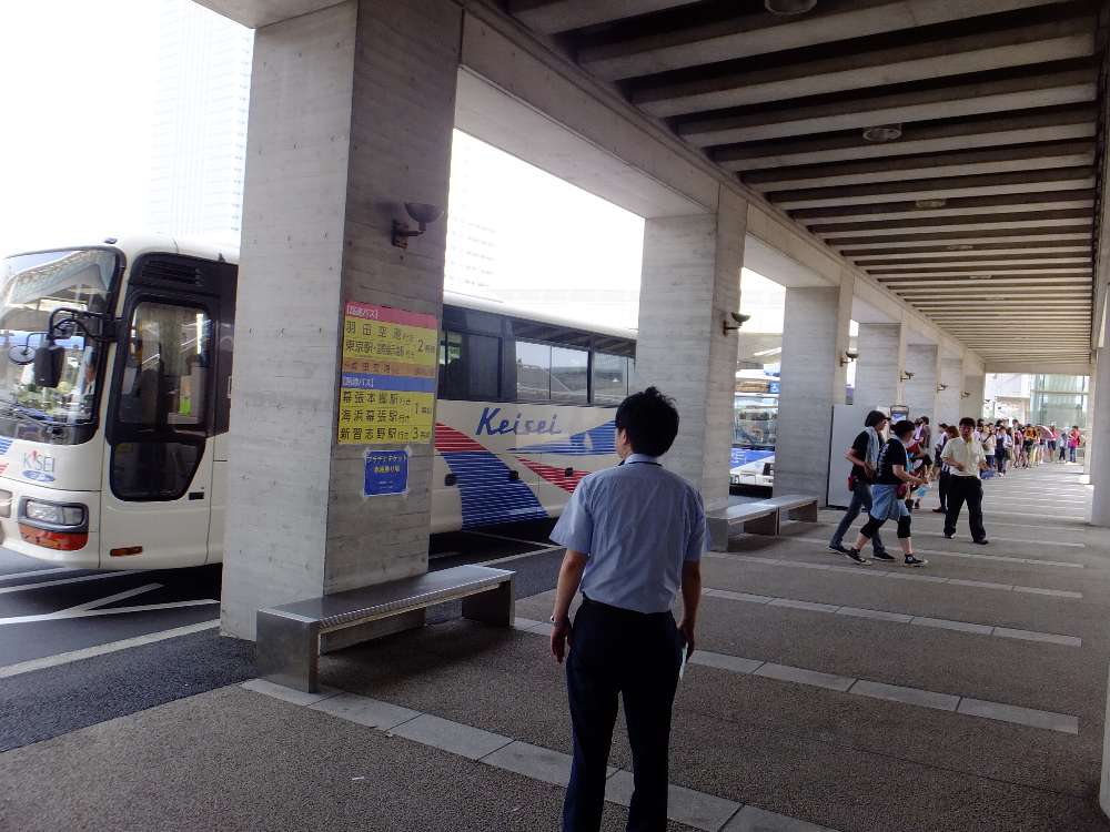 プラチナムチケットのバスは客がいれば待ってくれる。