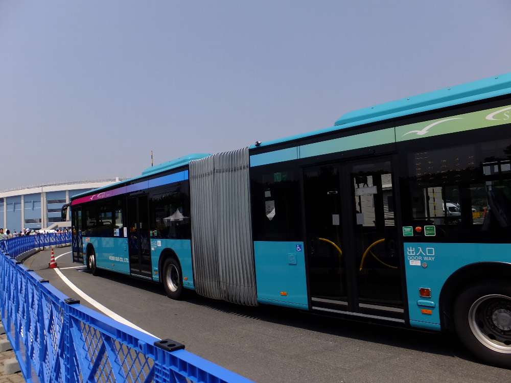 シャトルバス乗り場に入る連結バス。