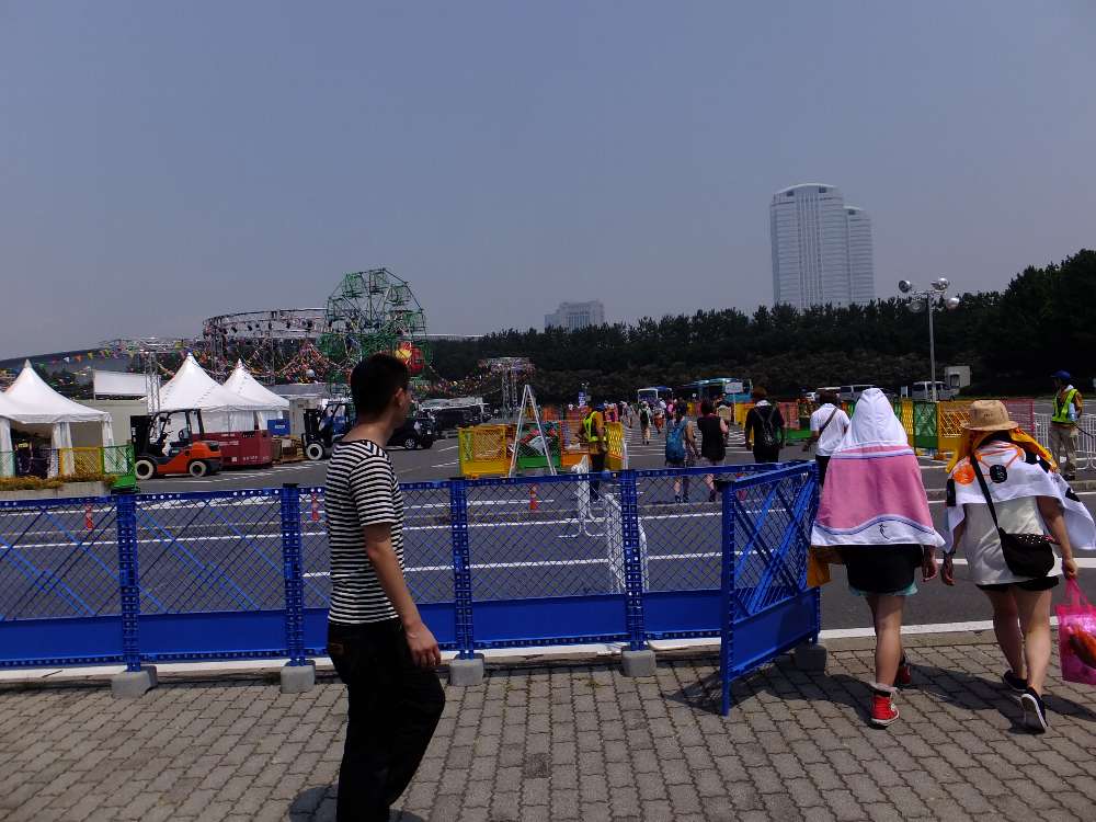 今年はマリンステージ側にアイランドステージを設置したため、シャトルバス乗り場がマリンステージから遠くなった。