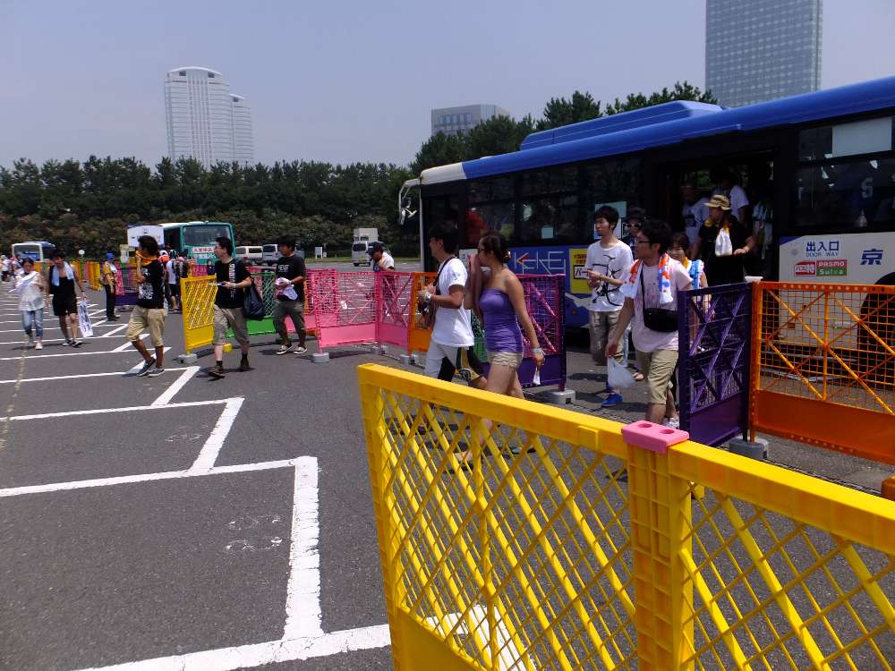 シャトルバスから降りる人。