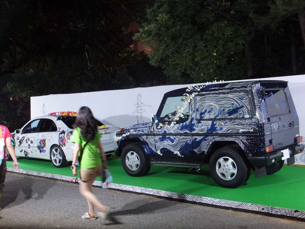 トム・ヨークの「イレイザー」のようなデザイン。