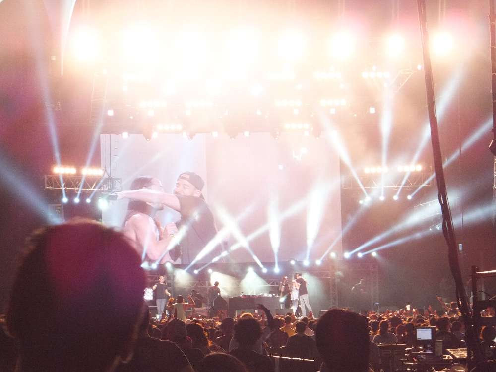 スティーヴ・アオキの公演にリンキン・パークのチェスター・ベニントンが参加。