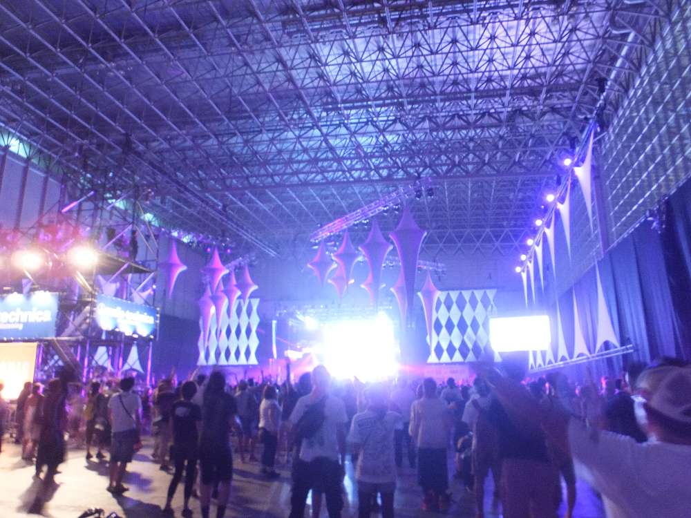 幕張メッセのソニックステージでやっているミッドナイトソニックのステージ。