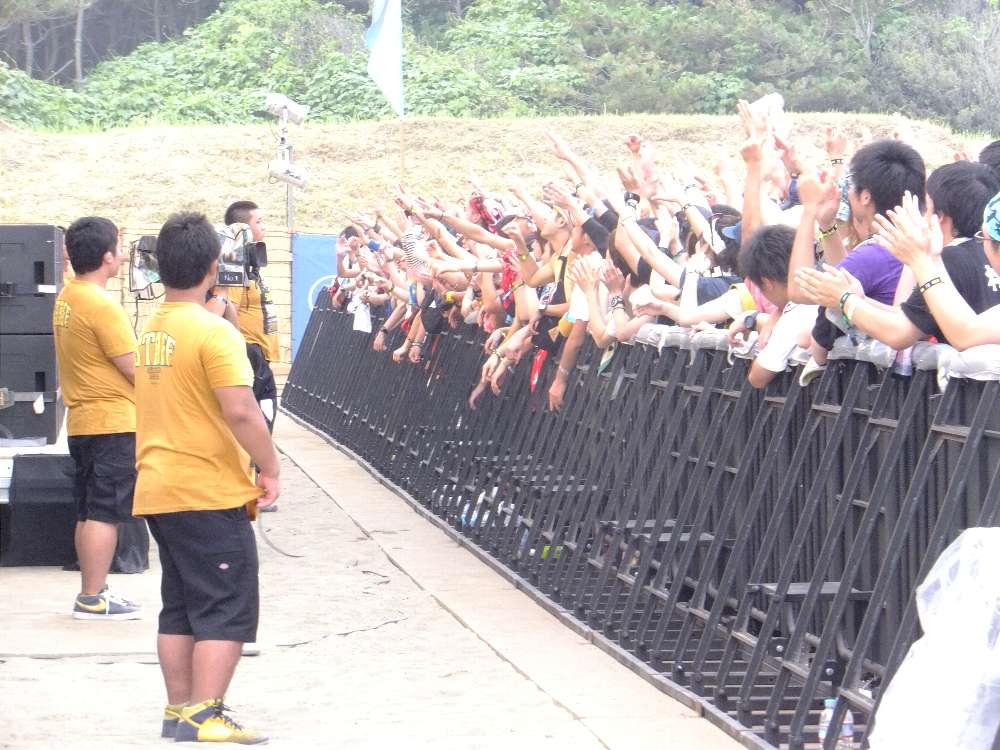 最前列とステージの間。