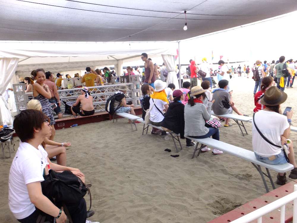 ビーチステージ入り口にあるひさしといす。