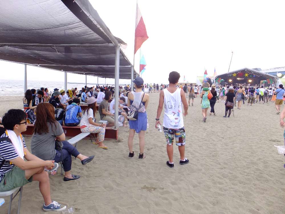 後方の砂浜側にもあるひさし。