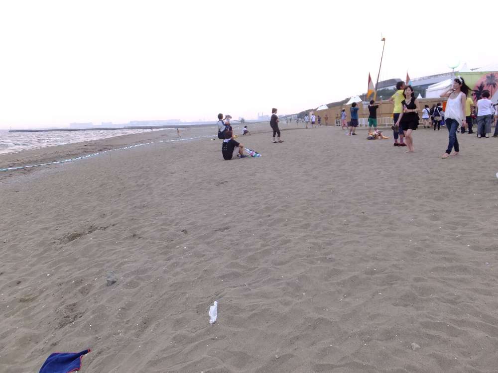 ビーチステージから波打ち際へは行けない。