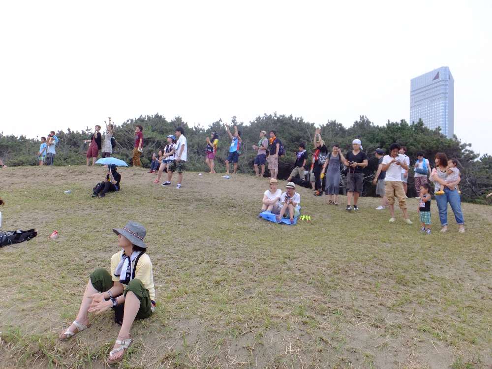 外側の砂山から。