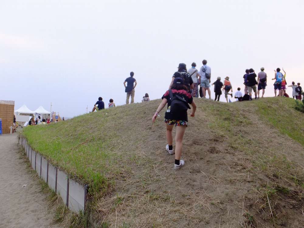 防風林を抜けると砂の土手がある。