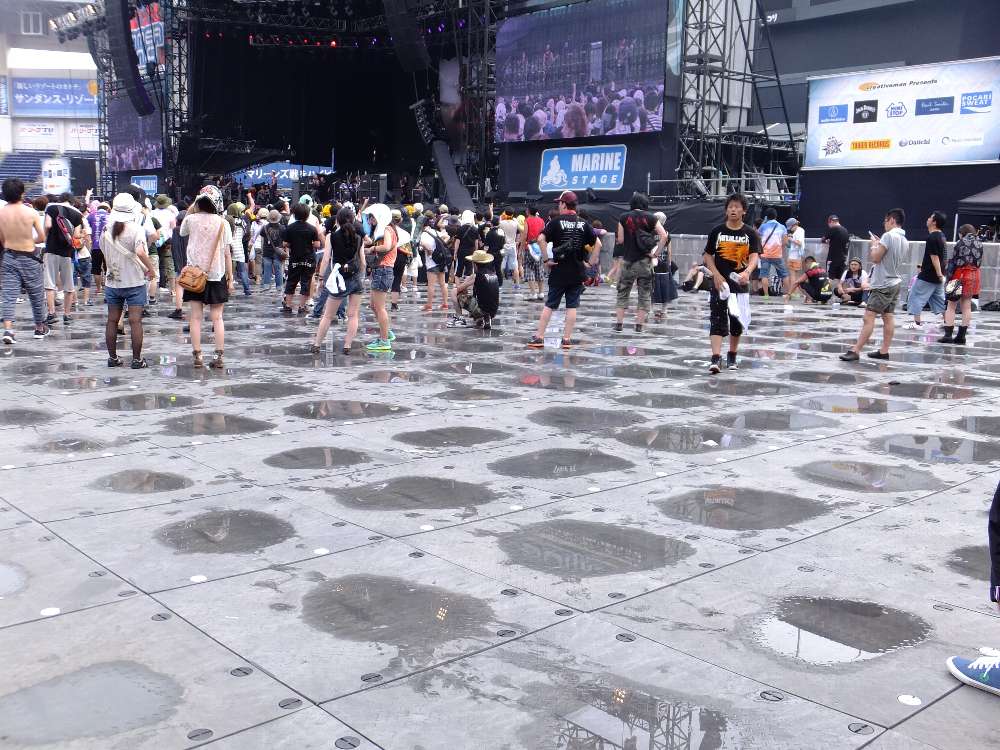 前方はタイルを敷いている。