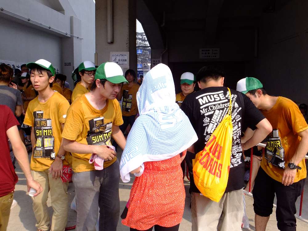 荷物チェック。主にペットボトルの種類を見ている。