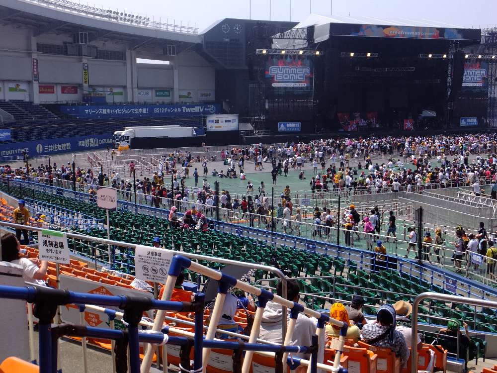 スタンド席のプラチナムエリアは人が少ない。