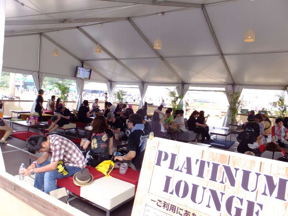 いすとテーブルつき。