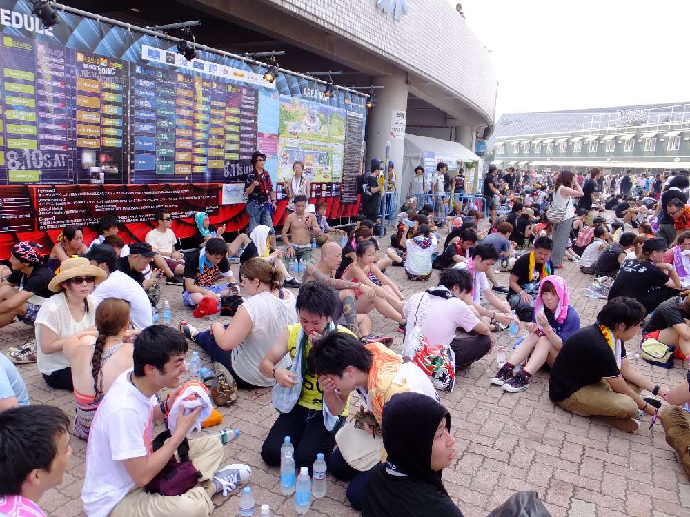 日陰とはいえ路面も熱い。