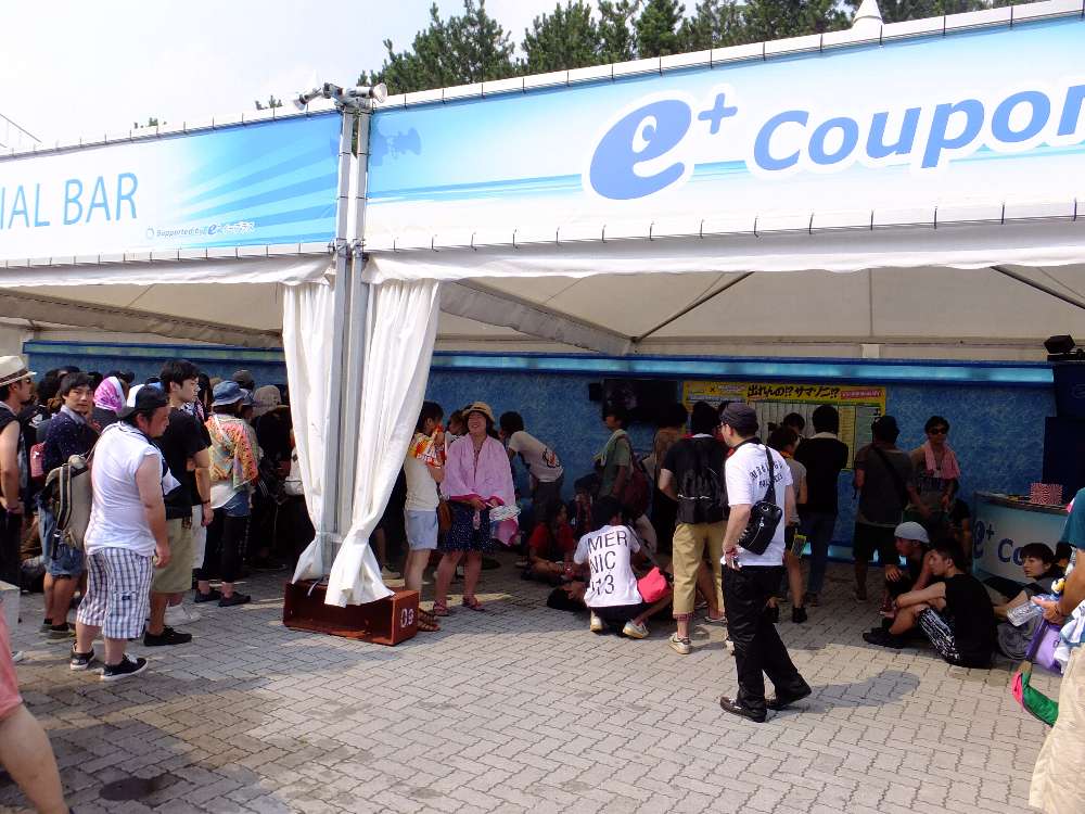 公式バーの風景。