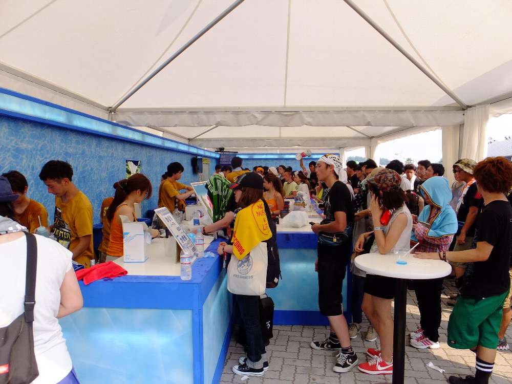 バーとテーブルがある。