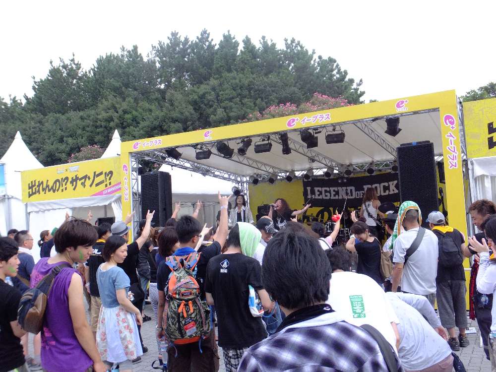 同じステージで出演するコピーバンド。