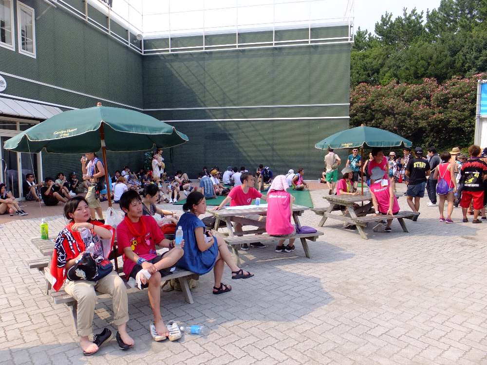 公式バー横のテーブル席。