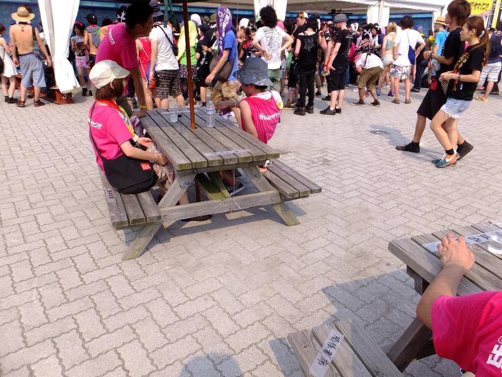 テーブルといすは関係者用となっていた。