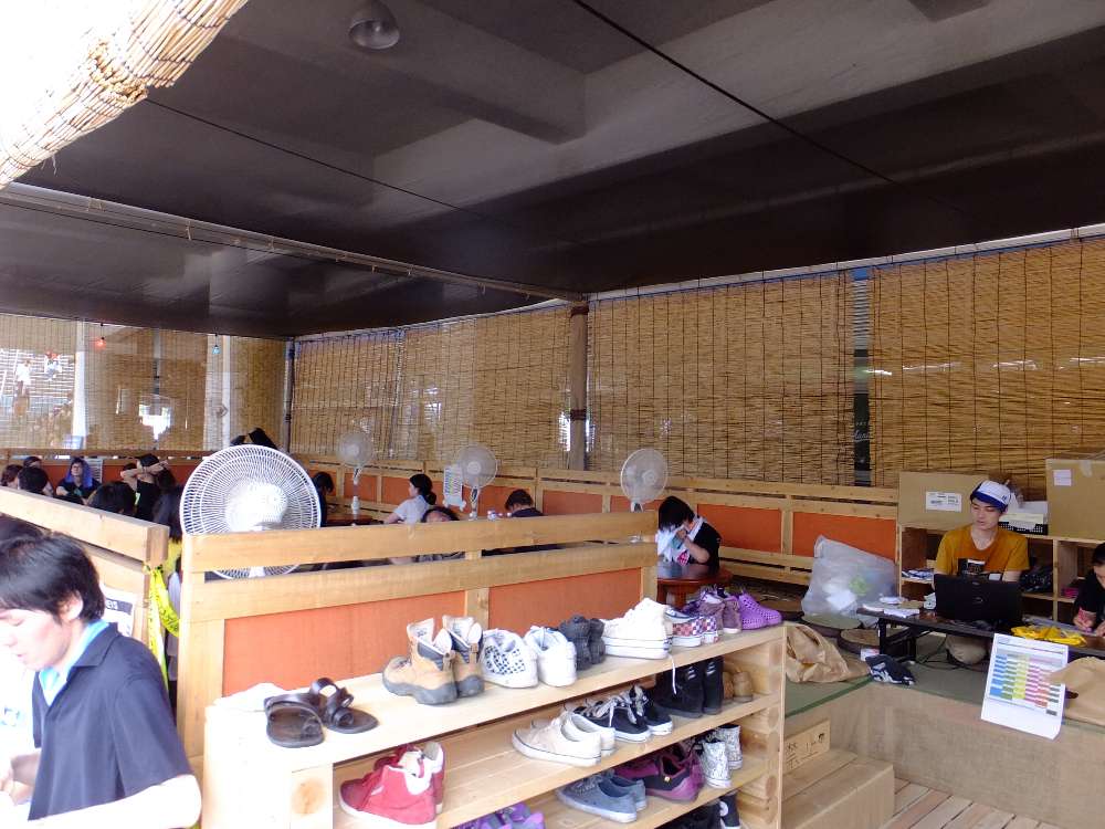 座敷、扇風機つき。