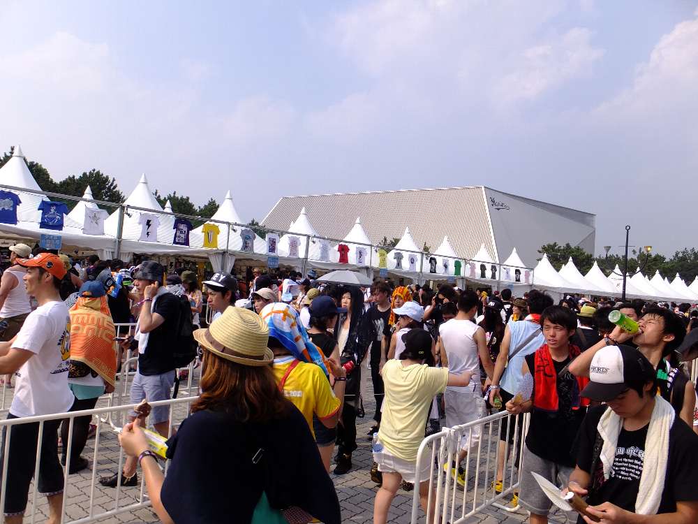 マリンステージ側のアーティストグッズ売り場。