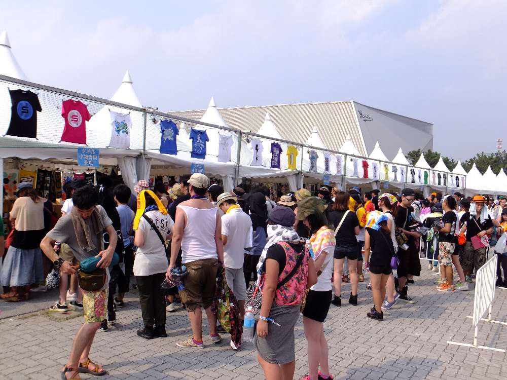 Tシャツとタオル、小物は場所が分かれている。