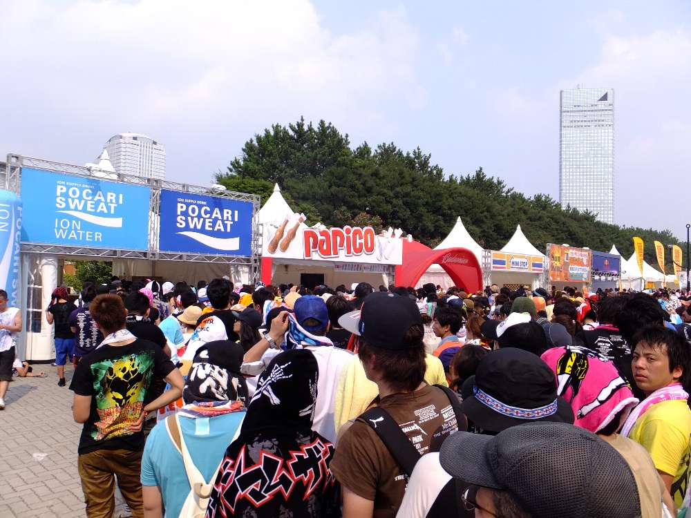 長い行列ができているポカリスエット。