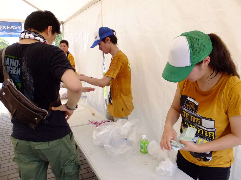 引換所のテント。