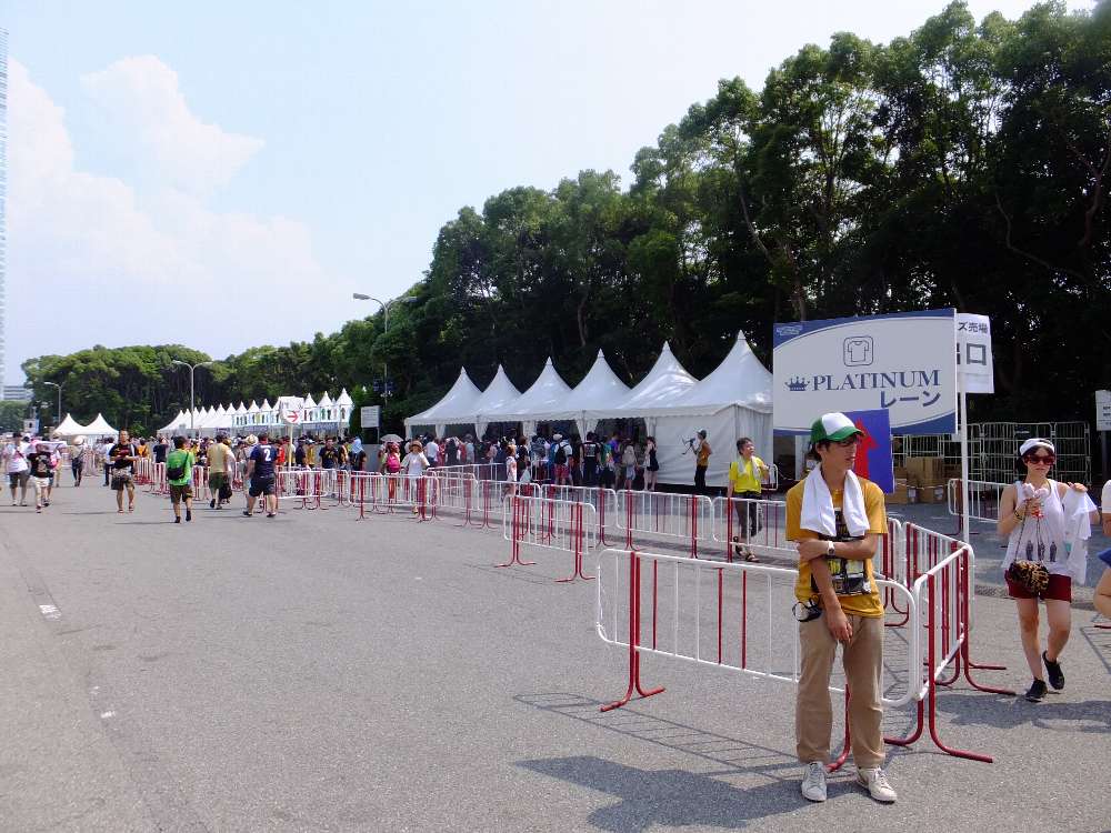 幕張メッセのグッズ売り場。プラチナムチケット用の入り口も確保されている。