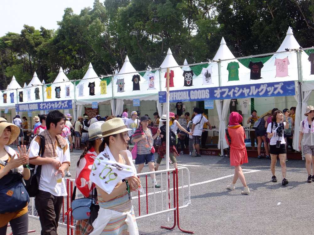 オフィシャルグッズ売り場のTシャツ売り場。