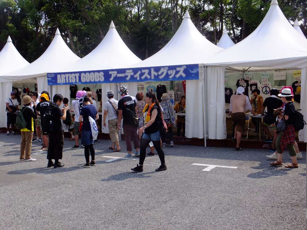 アーティストグッズ売り場。