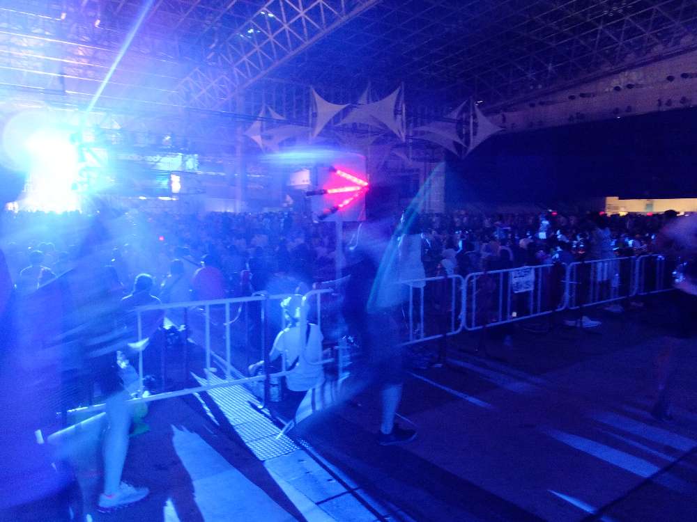 赤色灯で作られた矢印。ステージからは見えないようになっている。