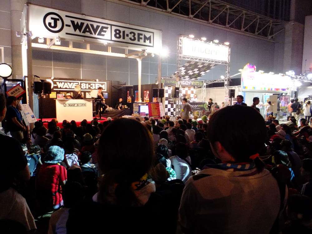 マン・ウィズ・ア・ミッションはインタビューを受けるときもオオカミになっている。