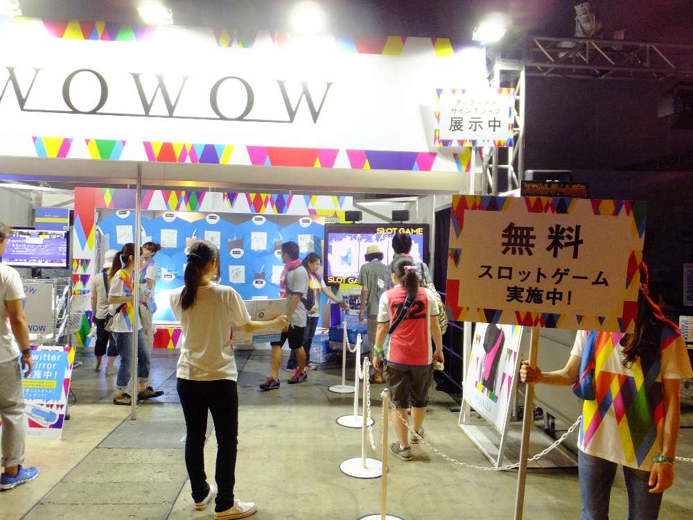 アーティストのサイン色紙が掲示してあり、スロットゲームでそれが当たるという。