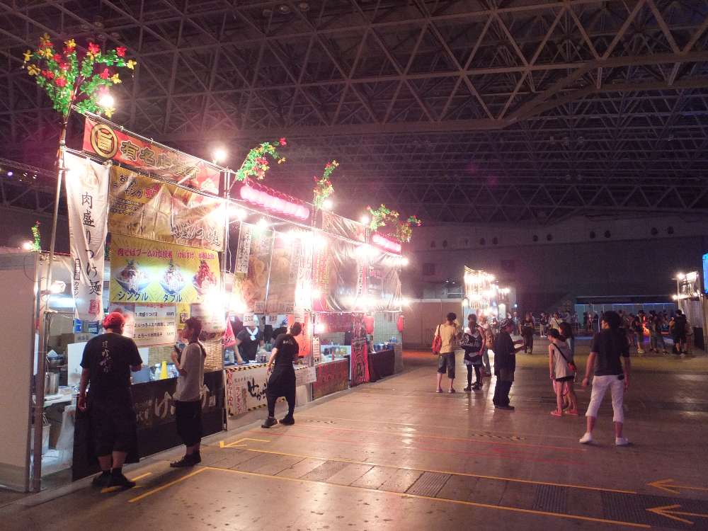 4店と裏の4店、計8店で有名店横町を形成する。