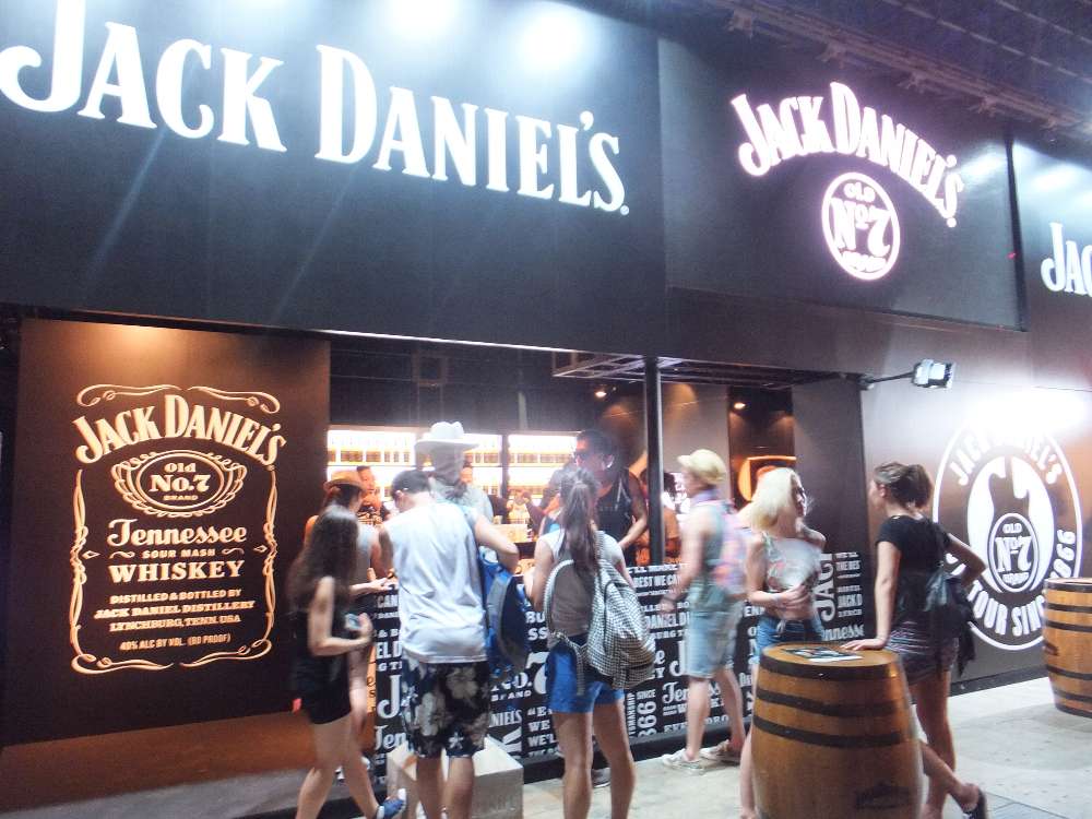 ジャック・ダニエルは会場内にいくつもある。