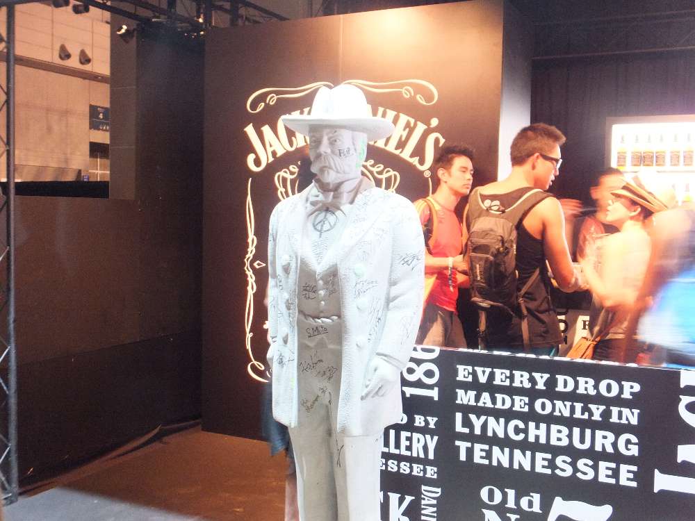 フジロックで使った像をサマーソニックでも使っている。落書きもそのまま残している。