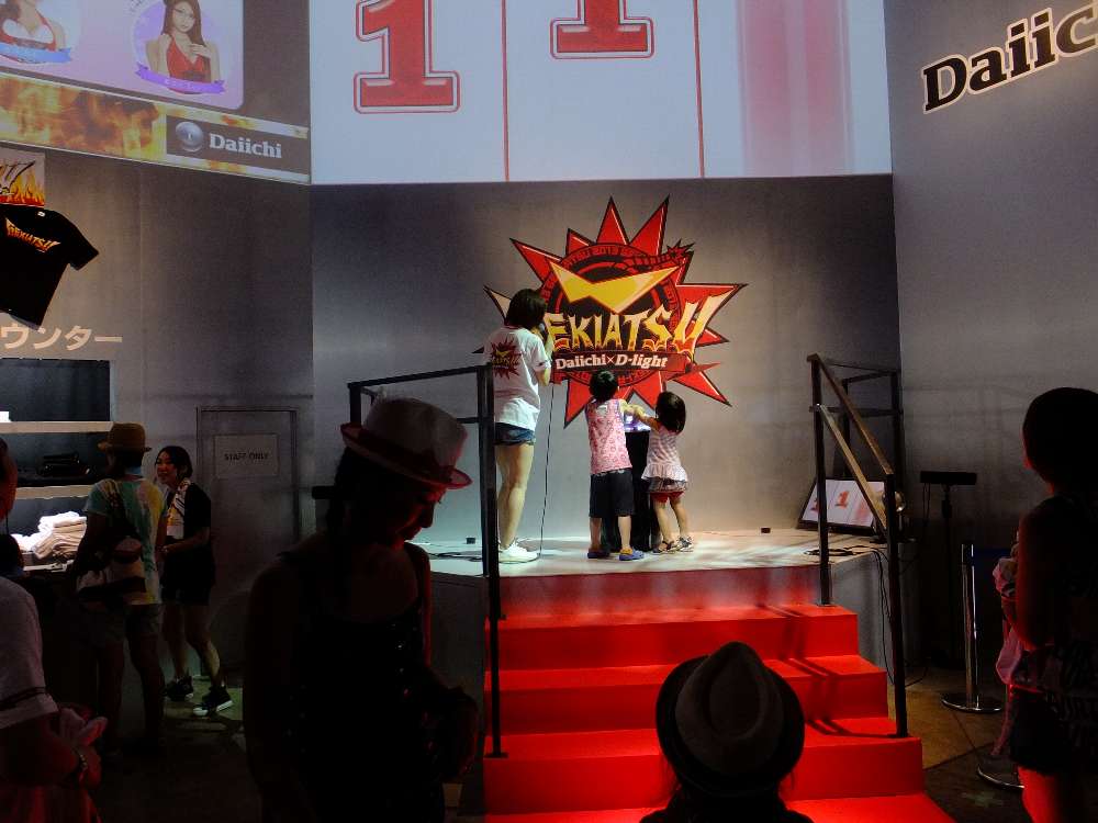 子どももスロットをする。