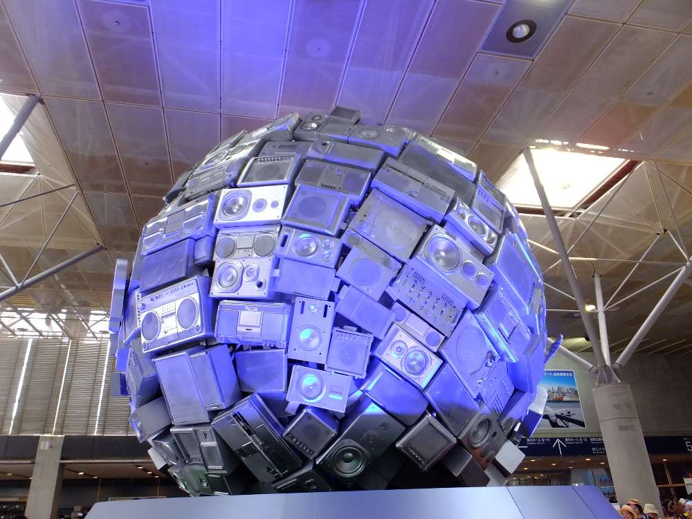 今年の回転オブジェはラジカセや楽器の球体。