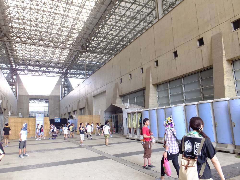 仮設トイレ。奥は女性専用トイレ。