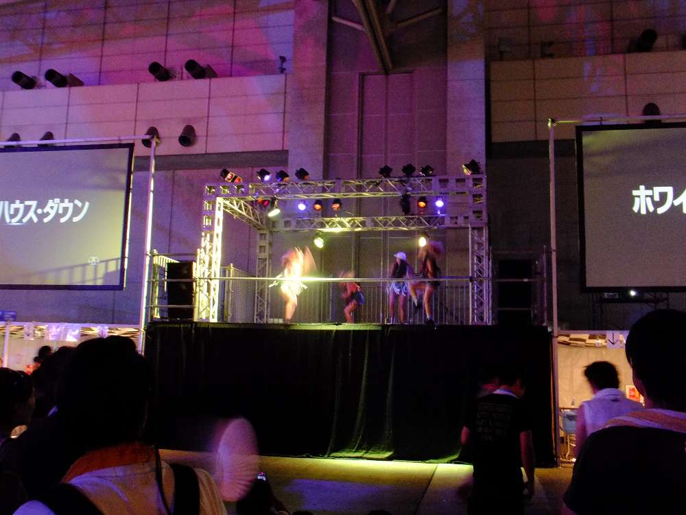 たまに誰かが踊っているステージ。