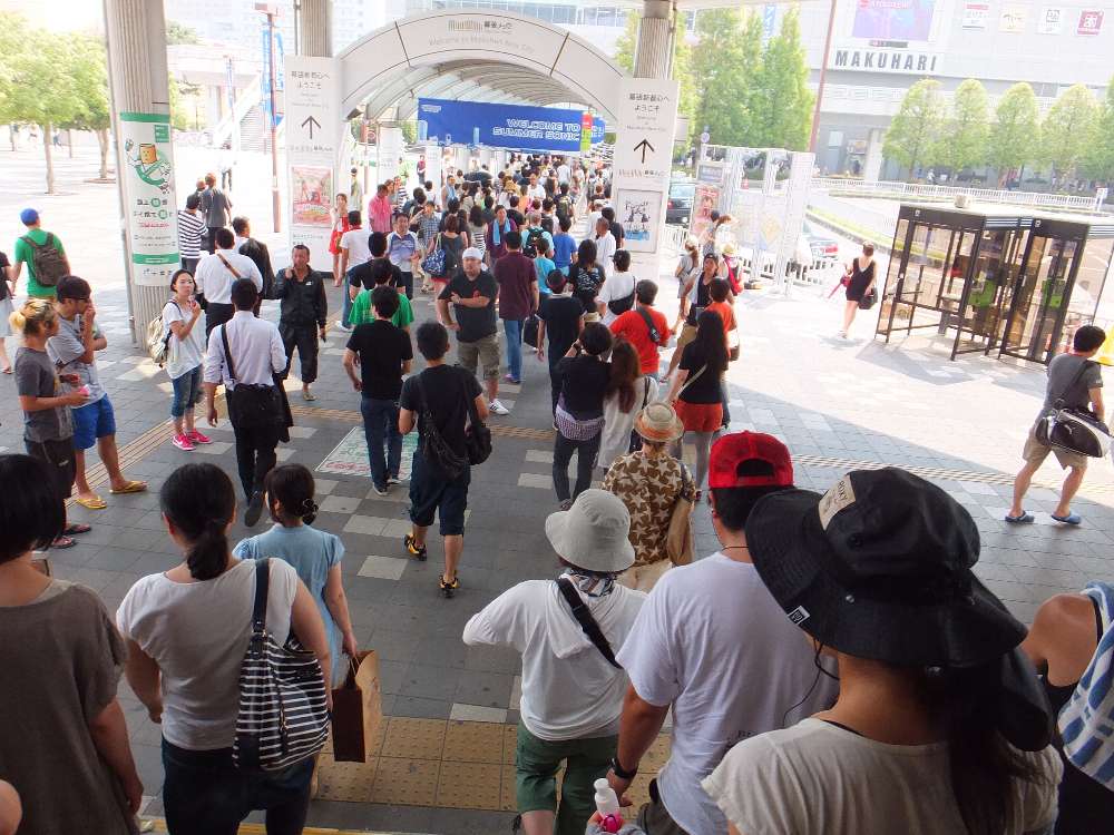 海浜幕張駅西口。