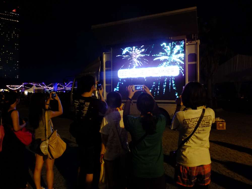 マリンステージのモニターと同じ映像がマリンステージの外でも流れている。