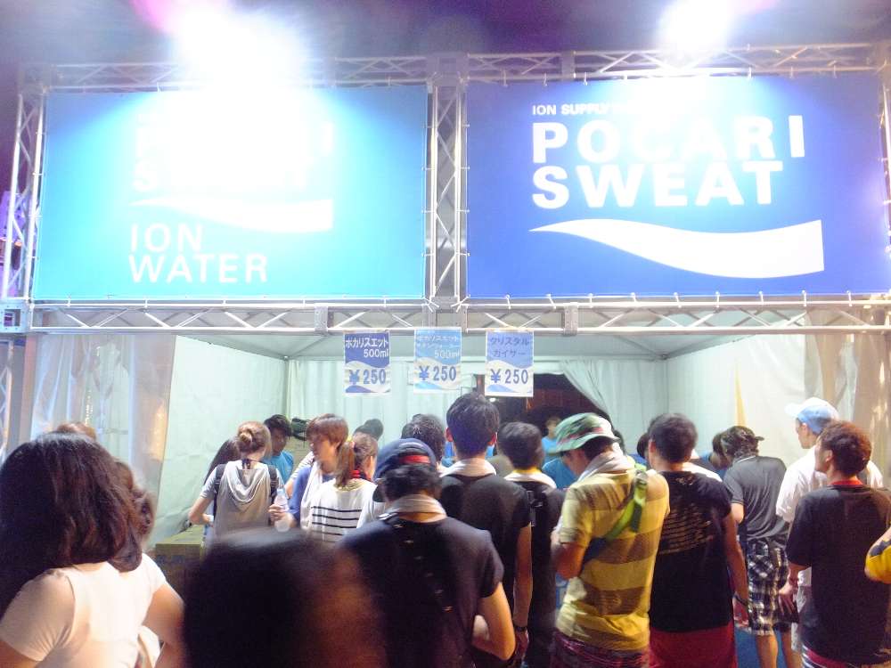 マリンステージゲート近くのポカリスエット。マリンステージ終演後でも営業している。