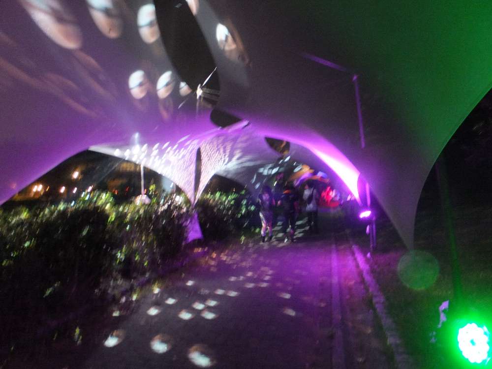 トンネル状の装飾。