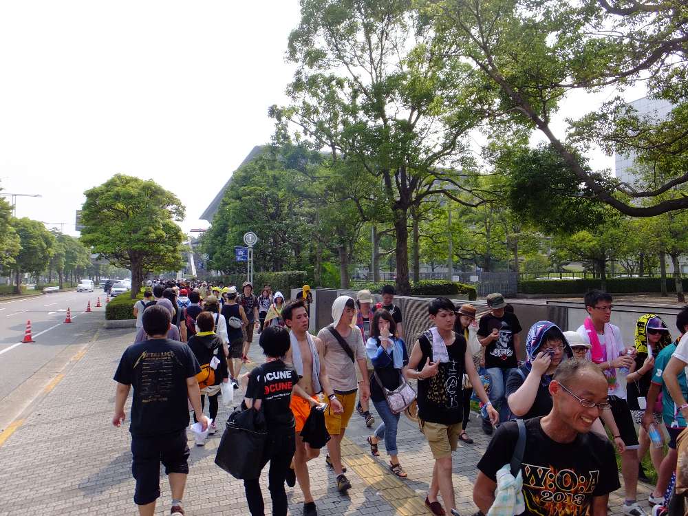 通路を降り幕張メッセの横を通過。