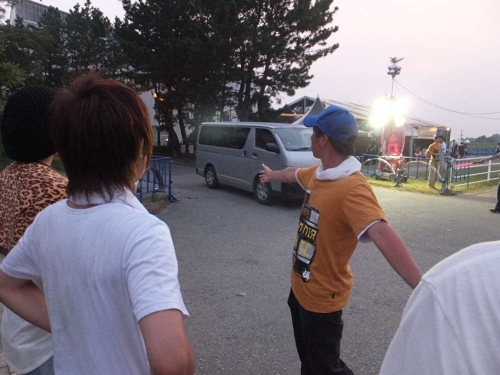 アーティスト、スタッフ等が出入りする道。